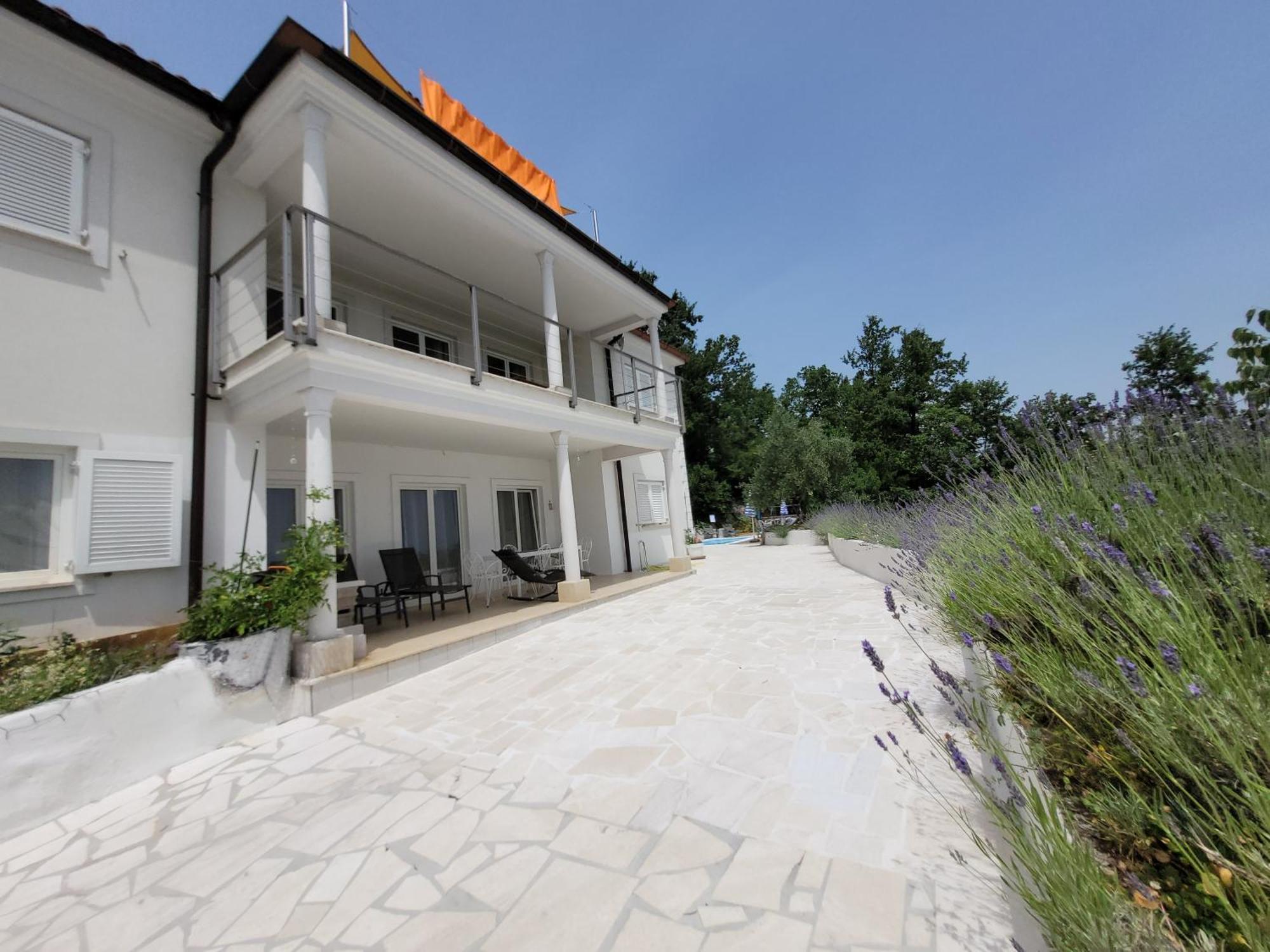 Apartments Chiara Mit Meerblick Und Pool Und Jacuzzi Lovran Extérieur photo