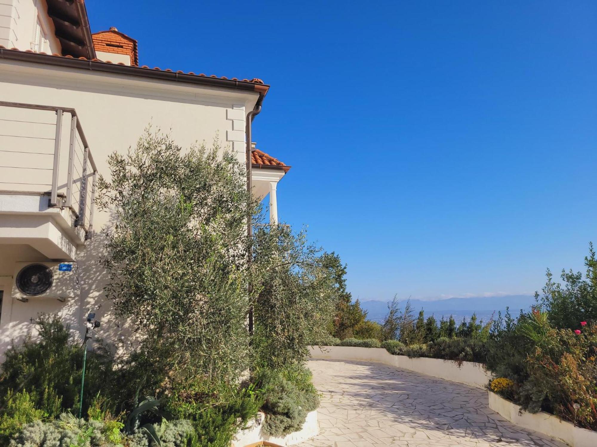 Apartments Chiara Mit Meerblick Und Pool Und Jacuzzi Lovran Extérieur photo